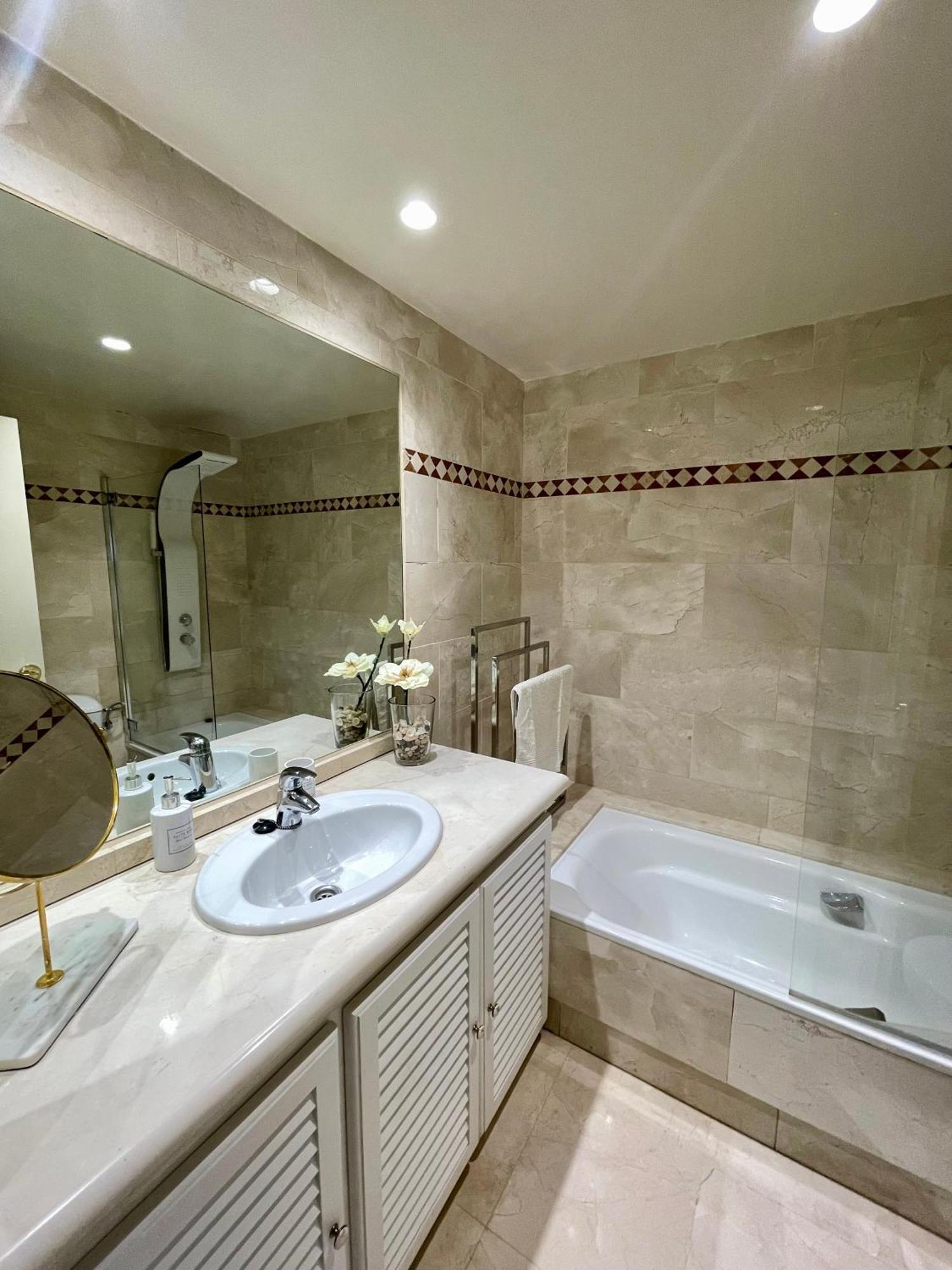 Lovely In Nueva Andalucia, With Spectacular Sea & Giblartar View Apartment