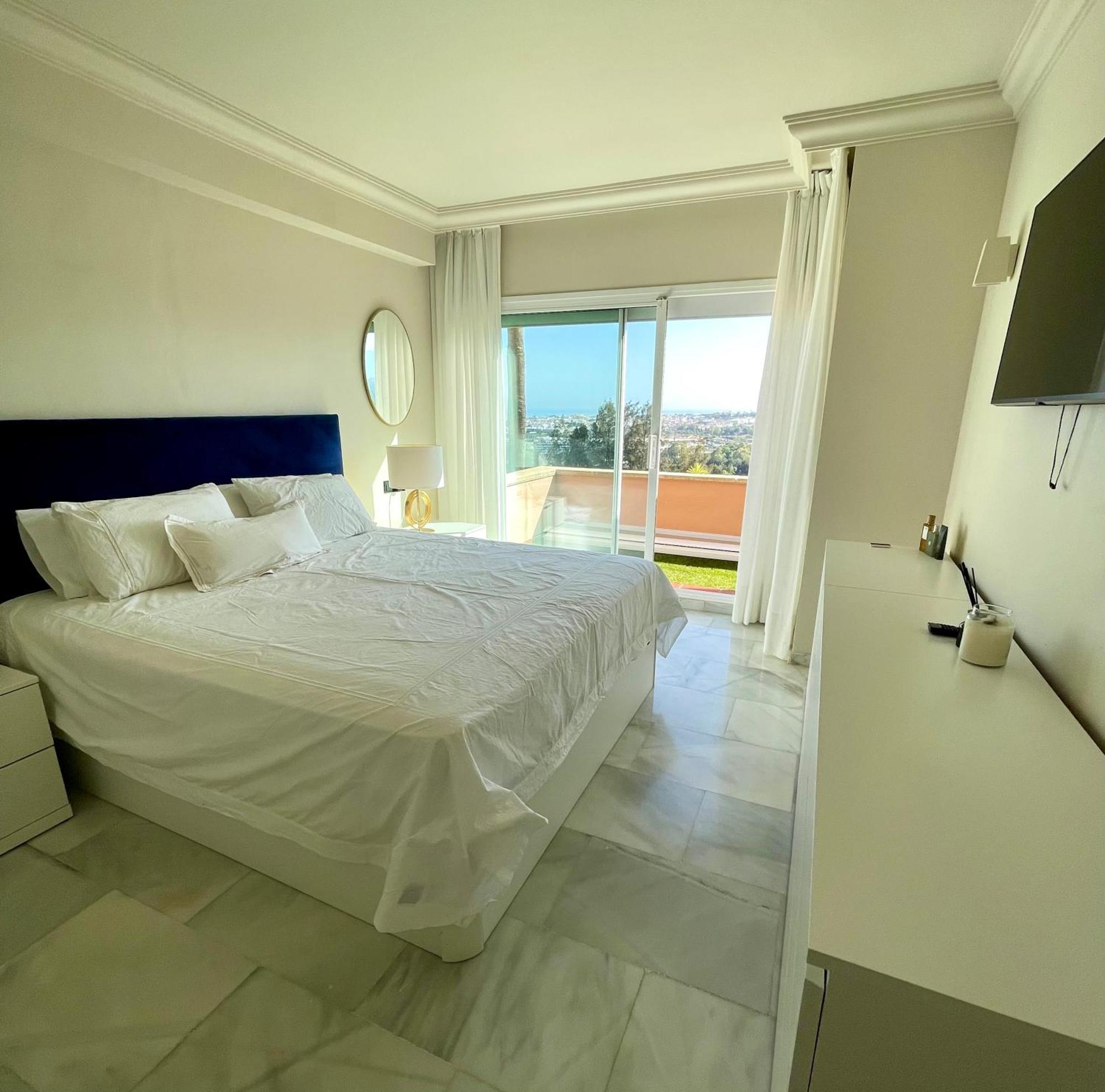 Lovely In Nueva Andalucia, With Spectacular Sea & Giblartar View Apartment Marbella