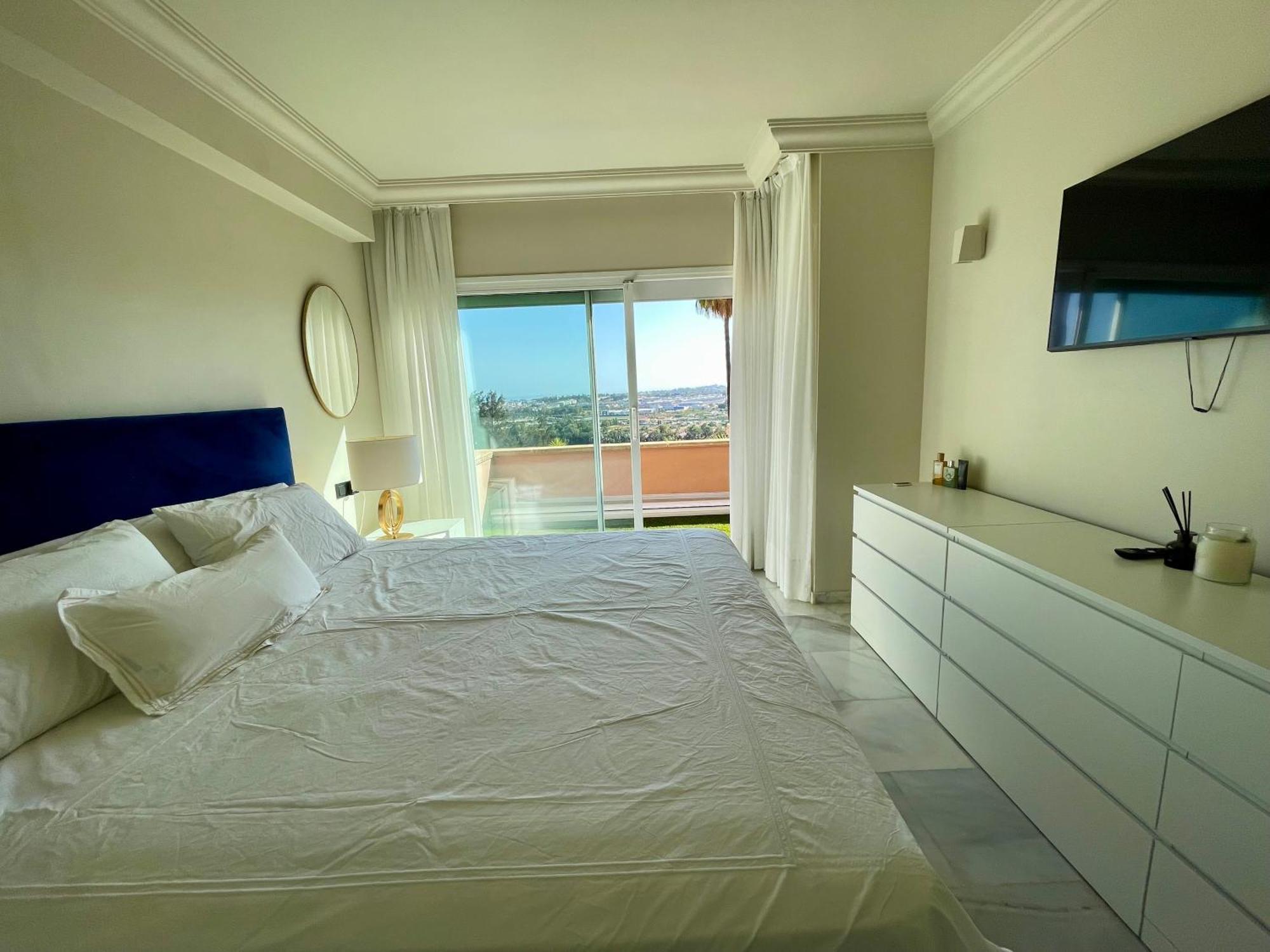 Lovely In Nueva Andalucia, With Spectacular Sea & Giblartar View