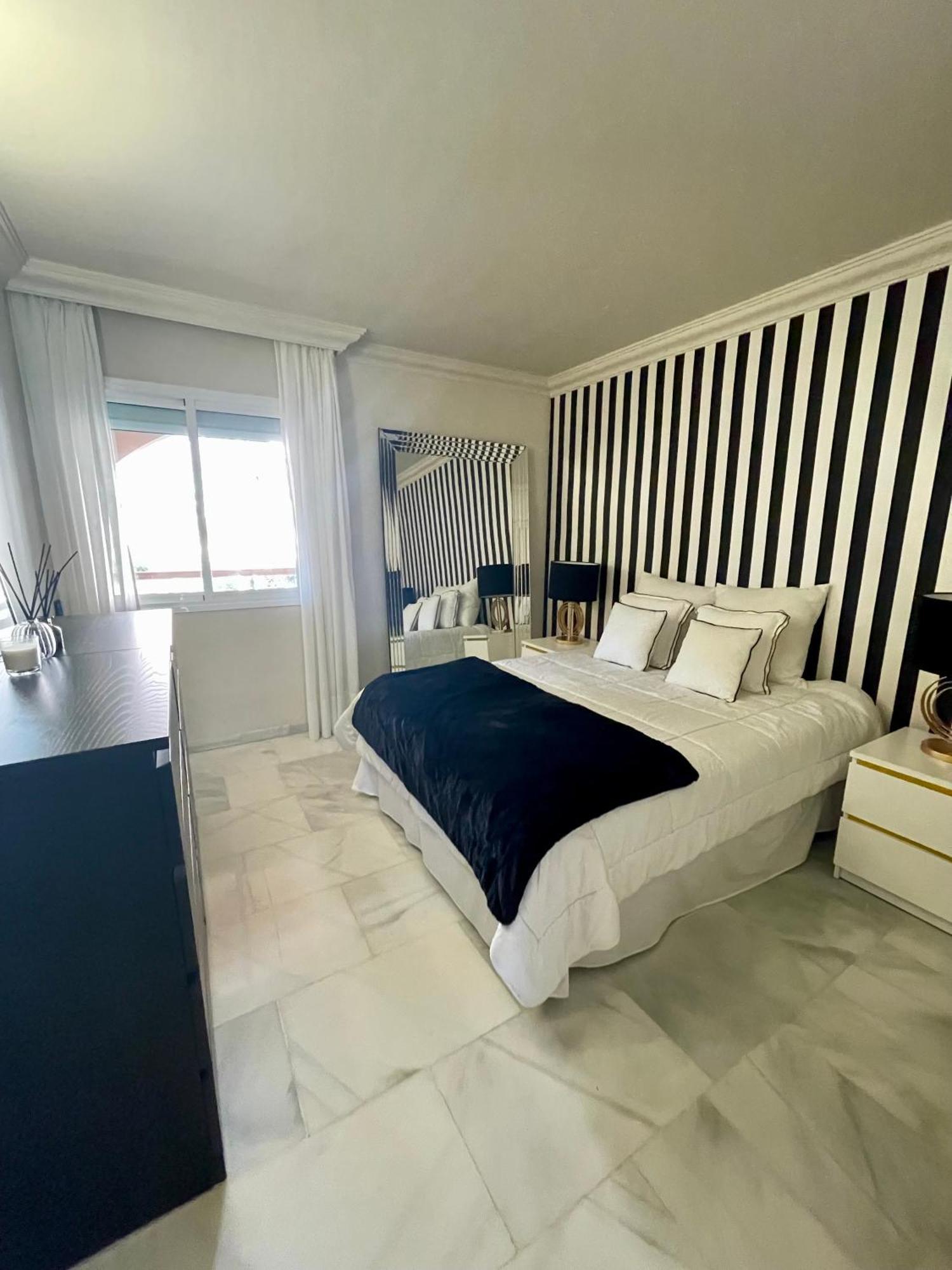 Apartment Lovely In Nueva Andalucia, With Spectacular Sea & Giblartar View *